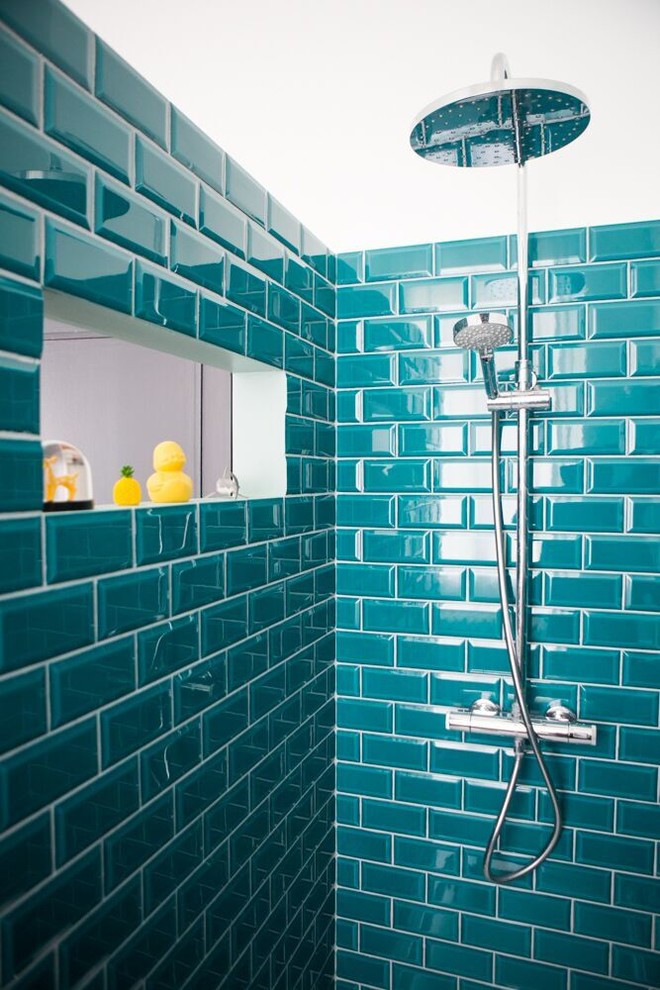 Immagine di una stanza da bagno chic con doccia aperta, piastrelle blu, piastrelle diamantate e pavimento in ardesia