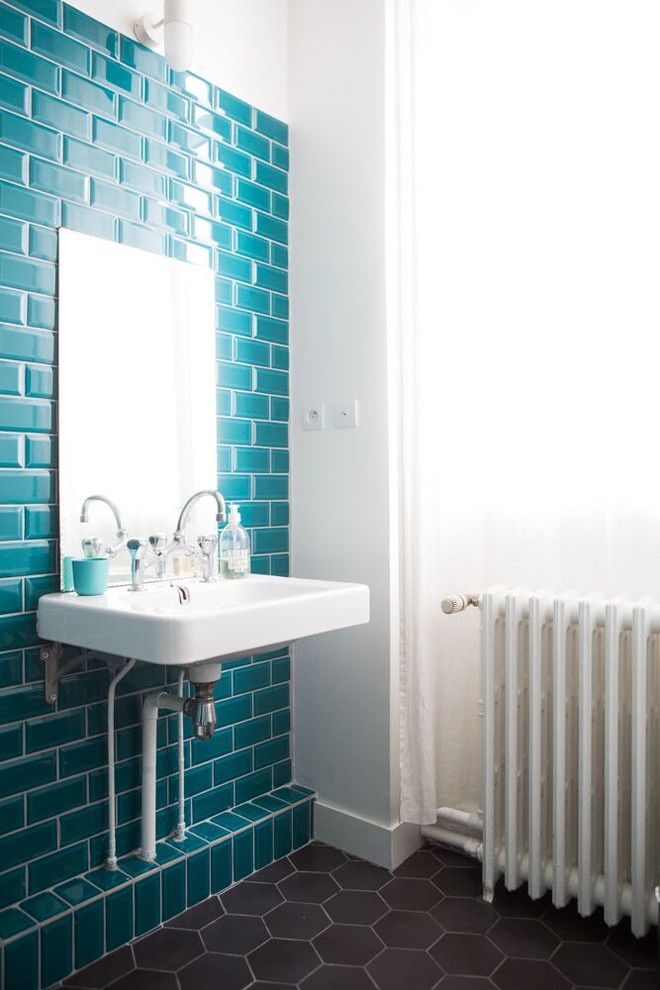 Cette image montre une salle de bain traditionnelle avec une douche ouverte, un carrelage bleu et un sol en ardoise.