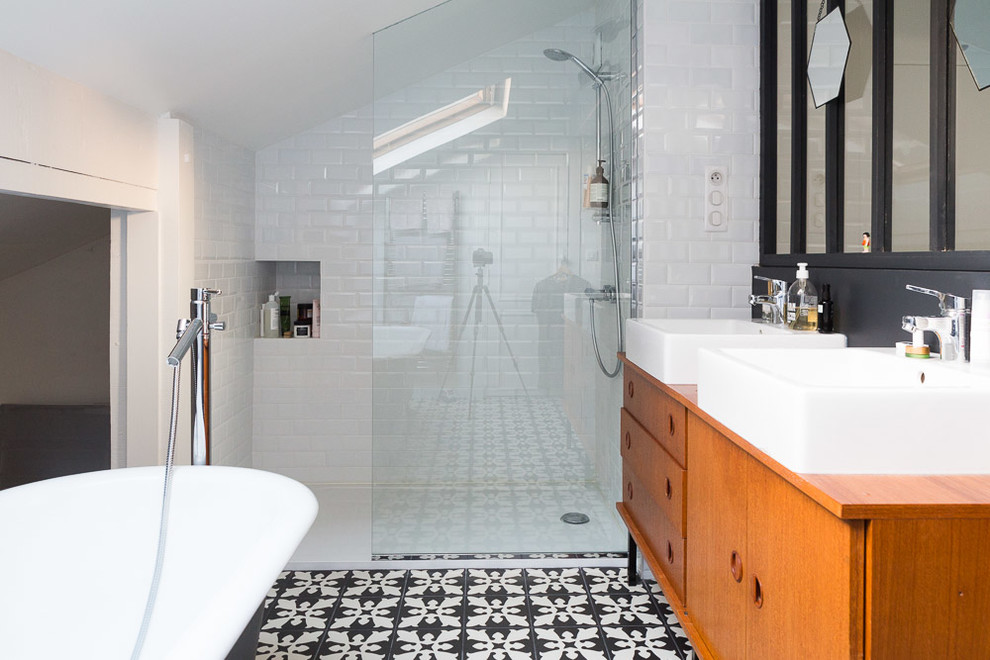 Klassisches Badezimmer mit Löwenfuß-Badewanne, offener Dusche, schwarz-weißen Fliesen, Metrofliesen, schwarzer Wandfarbe, Terrakottaboden und Aufsatzwaschbecken in Bordeaux