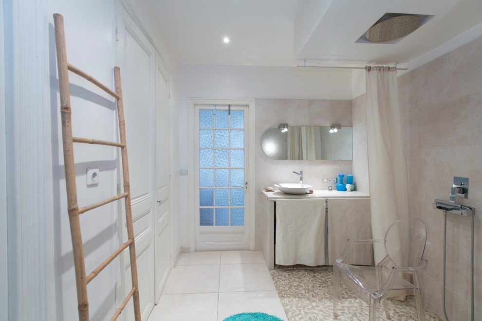 Modern inredning av ett mellanstort en-suite badrum, med en öppen dusch, en vägghängd toalettstol, rosa kakel, cementkakel, rosa väggar, cementgolv, ett avlångt handfat, bänkskiva i kalksten, beiget golv och dusch med duschdraperi