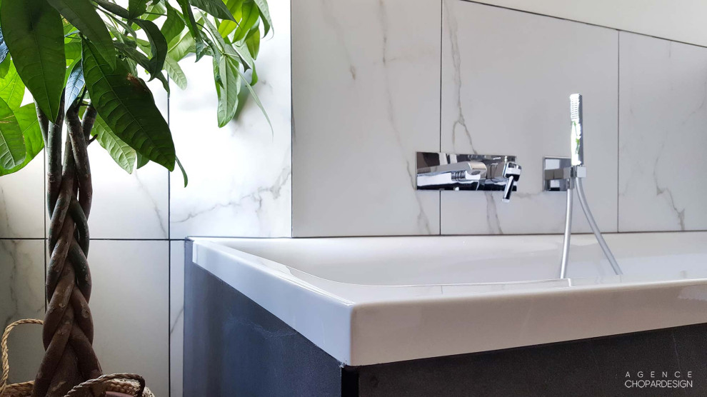 Inspiration för ett stort funkis vit vitt en-suite badrum, med ett platsbyggt badkar, en dusch i en alkov, svart och vit kakel, ett konsol handfat och svart golv