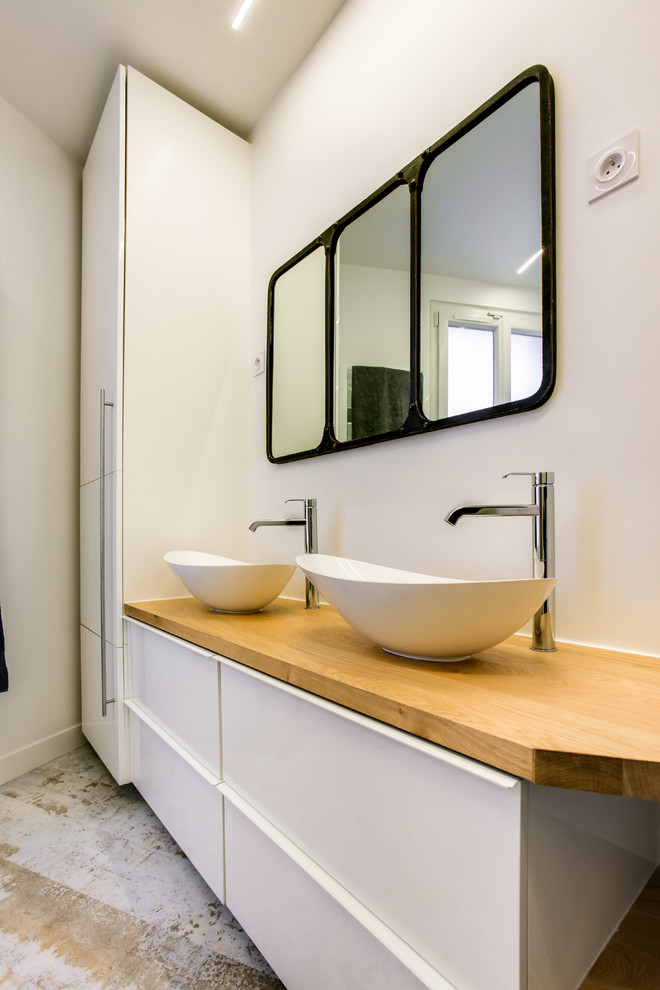 Inspiration pour une salle de bain principale nordique de taille moyenne avec un mur blanc, un sol en vinyl, une vasque, un sol beige et une cabine de douche à porte battante.