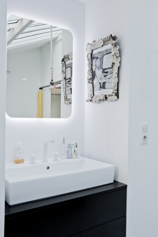 Стильный дизайн: ванная комната среднего размера в современном стиле с черными фасадами, белыми стенами и настольной раковиной - последний тренд