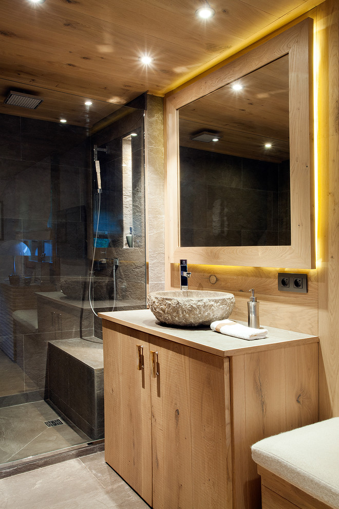 На фото: ванная комната среднего размера в современном стиле с светлыми деревянными фасадами, душевой кабиной, настольной раковиной и плоскими фасадами с