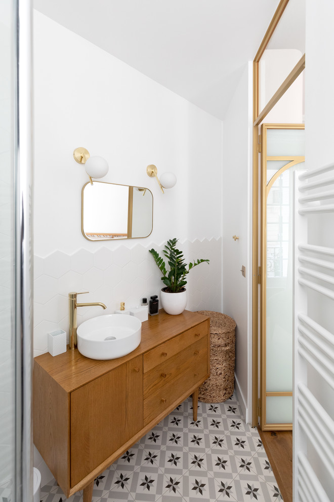 Foto på ett litet funkis brun badrum med dusch, med luckor med profilerade fronter, bruna skåp, en öppen dusch, vit kakel, keramikplattor, vita väggar, cementgolv, ett nedsänkt handfat, träbänkskiva, flerfärgat golv och med dusch som är öppen