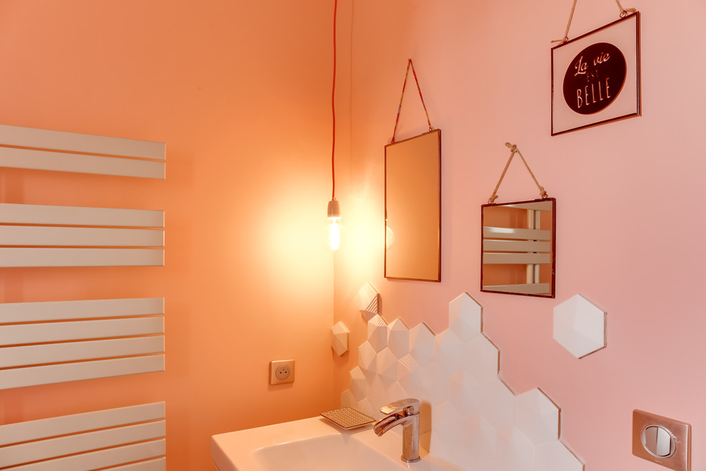 Diseño de cuarto de baño infantil contemporáneo pequeño con paredes rosas y lavabo bajoencimera