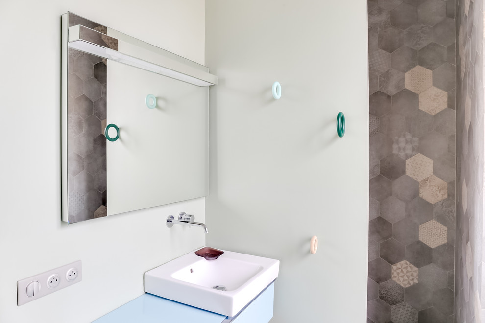 Immagine di una piccola stanza da bagno con doccia design con ante blu, piastrelle grigie, piastrelle marroni, piastrelle verdi, pareti verdi e lavabo da incasso