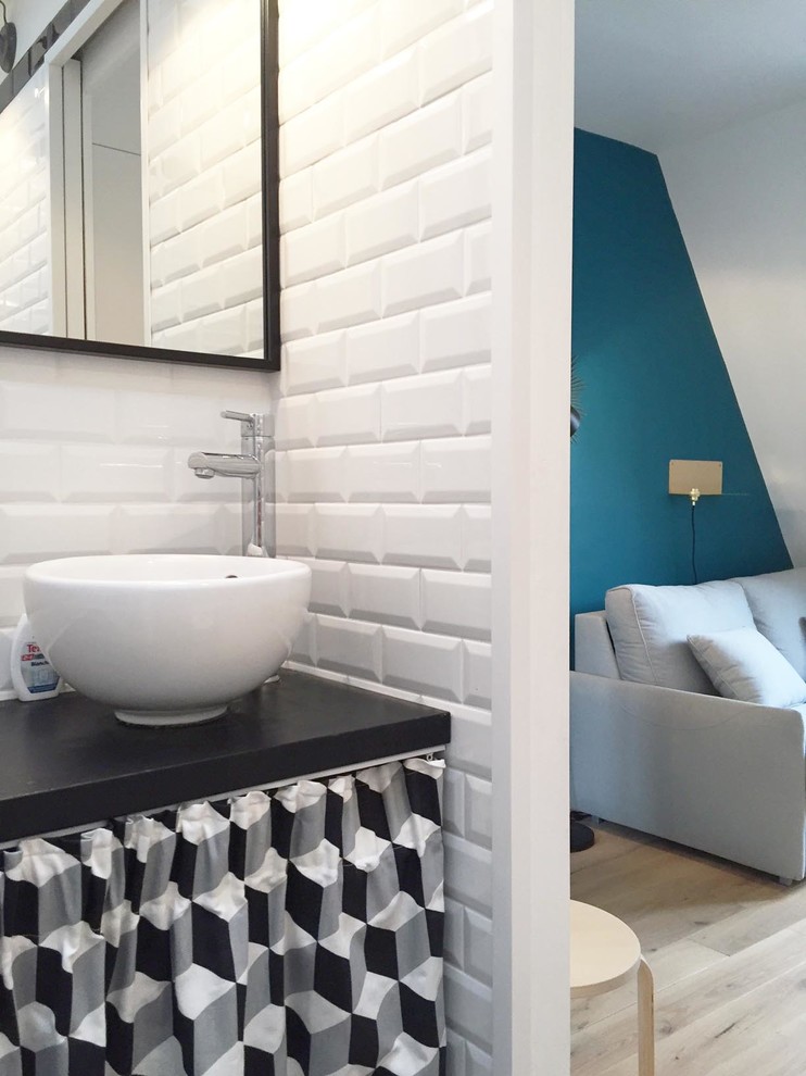 Inspiration pour une petite salle de bain design avec une douche d'angle, un carrelage noir et blanc, un carrelage métro, un sol en ardoise et un lavabo posé.