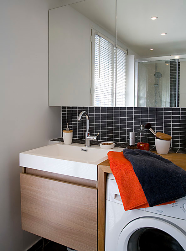 Стильный дизайн: маленькая ванная комната в современном стиле с черной плиткой, белыми стенами, фасадами цвета дерева среднего тона, душевой кабиной, накладной раковиной и душем в нише для на участке и в саду - последний тренд