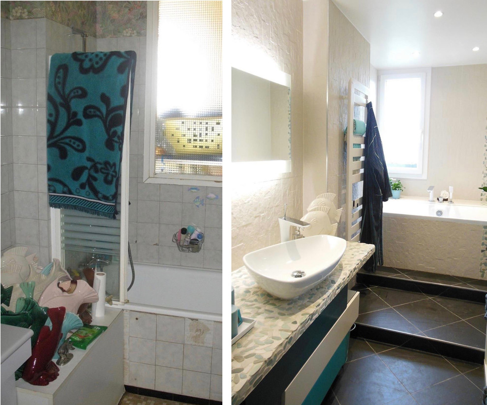 Idée de décoration pour une petite salle de bain principale avec des portes de placard bleues, un bain bouillonnant, un carrelage beige, un carrelage de pierre, un mur beige, un sol en carrelage de céramique, une vasque, un sol noir et un plan de toilette bleu.