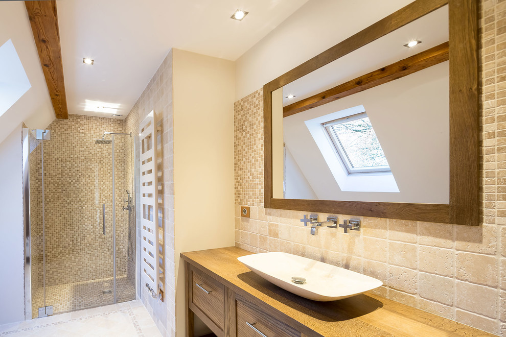 Imagen de cuarto de baño contemporáneo con aseo y ducha