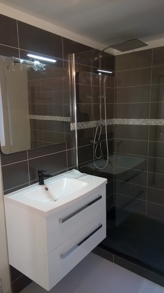 Cette image montre une petite salle d'eau minimaliste avec une douche à l'italienne, un carrelage noir, des carreaux de céramique, un sol en carrelage de céramique, un lavabo suspendu, un sol blanc et aucune cabine.