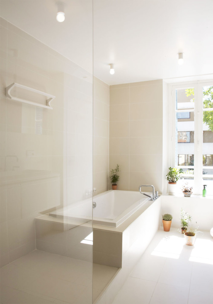 Стильный дизайн: главная ванная комната среднего размера в современном стиле с накладной ванной, угловым душем, бежевой плиткой и бежевыми стенами - последний тренд
