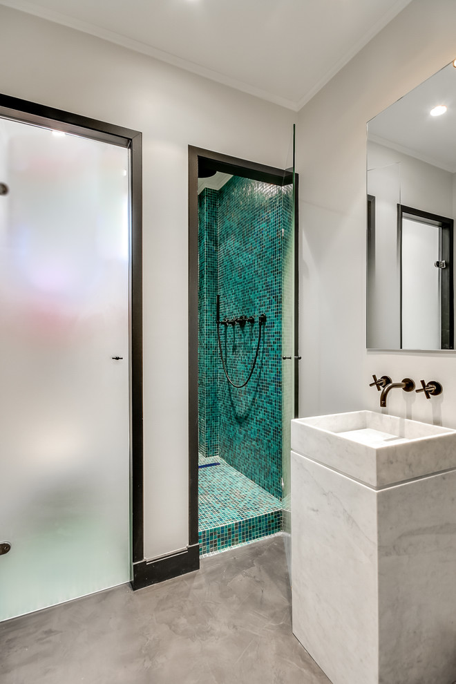Стильный дизайн: маленькая ванная комната в современном стиле с душем в нише, плиткой мозаикой, бетонным полом, душевой кабиной, мраморной столешницей, черной плиткой, зеленой плиткой, белыми стенами и консольной раковиной для на участке и в саду - последний тренд