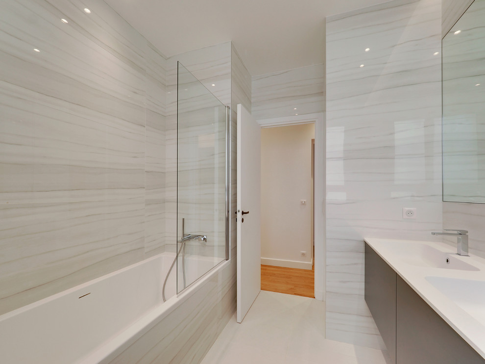 Foto på ett mellanstort vintage vit badrum med dusch, med ett undermonterat badkar, en vägghängd toalettstol, vit kakel, keramikplattor, vita väggar, klinkergolv i keramik, ett konsol handfat, bänkskiva i rostfritt stål och vitt golv
