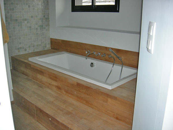 Свежая идея для дизайна: маленькая главная ванная комната в современном стиле с полновстраиваемой ванной, зеленой плиткой, плиткой мозаикой, белыми стенами и паркетным полом среднего тона для на участке и в саду - отличное фото интерьера