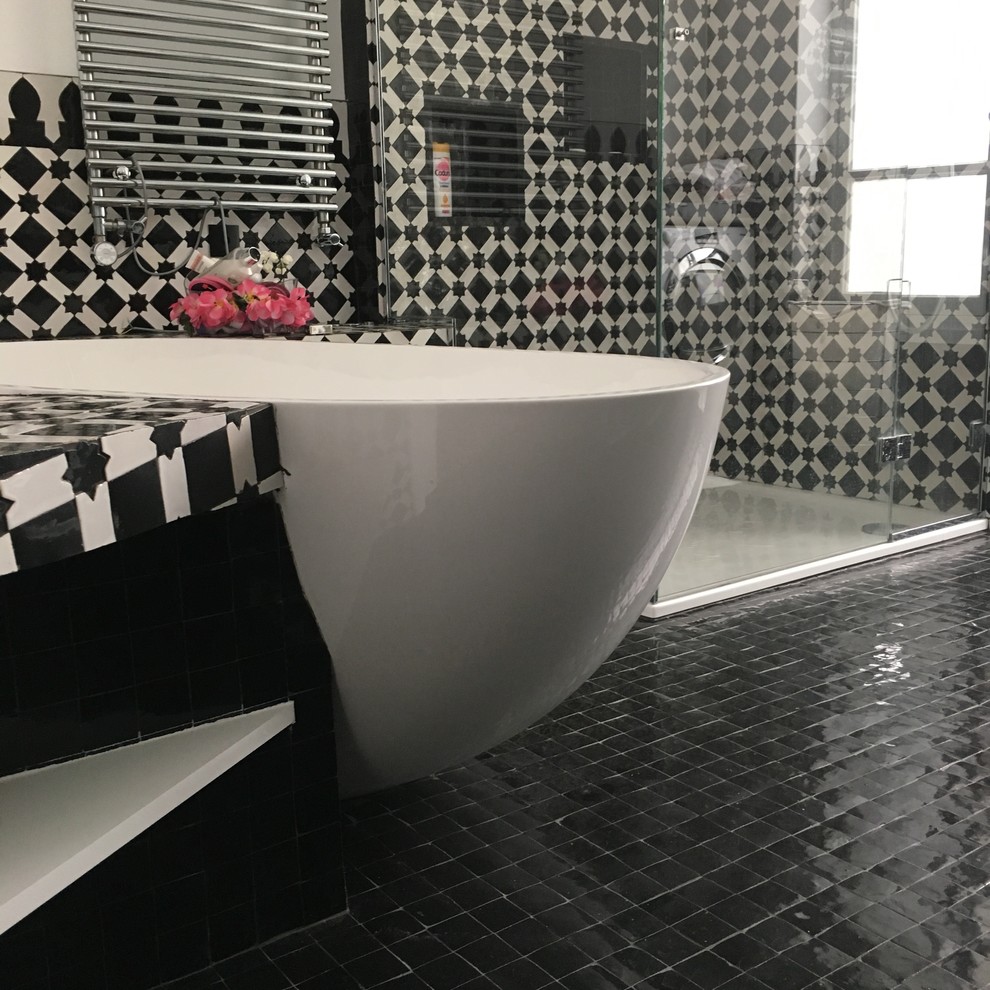 Стильный дизайн: большая ванная комната в средиземноморском стиле с фасадами с декоративным кантом, белыми фасадами, накладной ванной, угловым душем, инсталляцией, разноцветной плиткой, керамической плиткой, белыми стенами, полом из керамической плитки, консольной раковиной, столешницей из плитки, черным полом и душем с распашными дверями - последний тренд