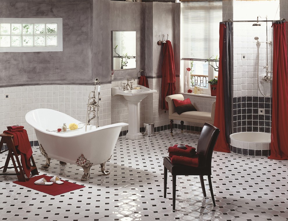 Idee per una stanza da bagno minimalista con vasca con piedi a zampa di leone e lavabo a colonna