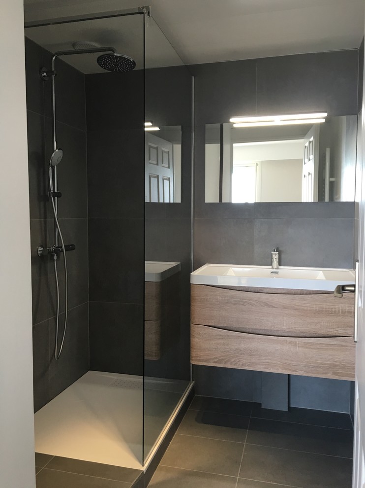 Foto di una piccola stanza da bagno contemporanea con piastrelle grigie, piastrelle in ceramica e lavabo sospeso