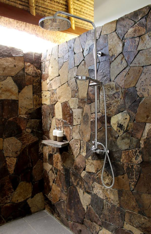 Ejemplo de cuarto de baño tropical extra grande con suelo de baldosas de cerámica y suelo marrón