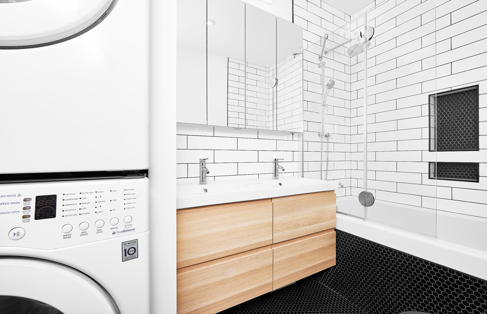 Идея дизайна: главная ванная комната среднего размера в современном стиле с ванной в нише, черно-белой плиткой, плиткой кабанчик, белыми стенами, полом из керамической плитки, монолитной раковиной и столешницей из плитки