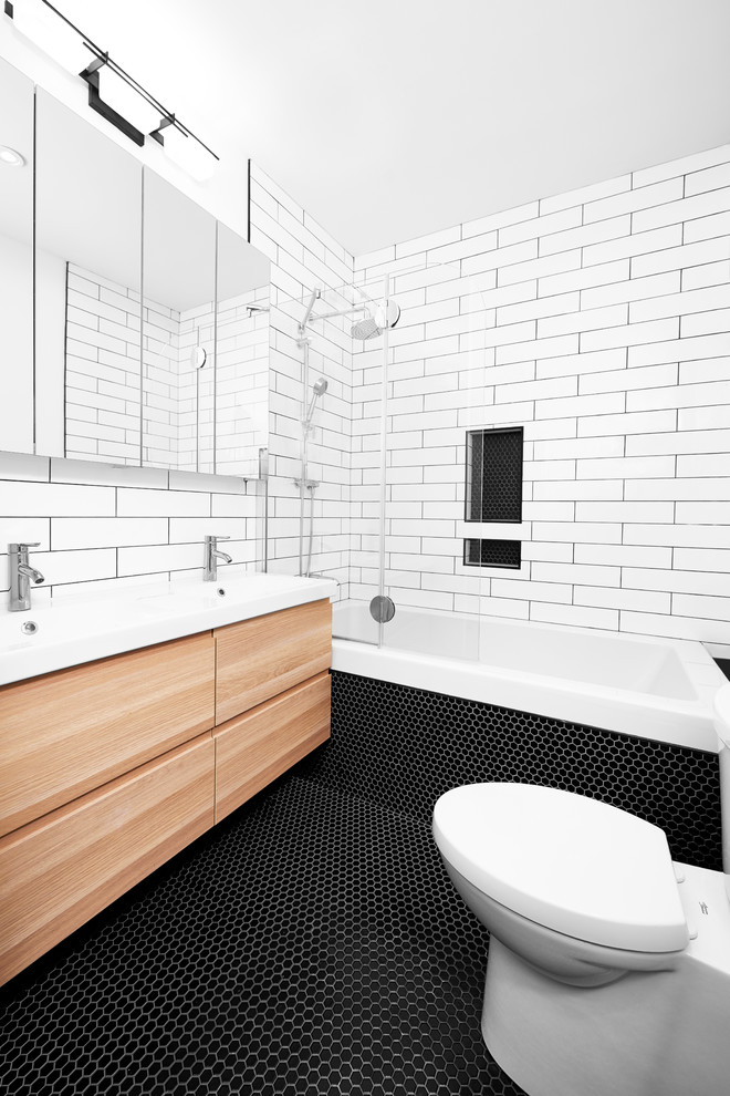 Ispirazione per una stanza da bagno padronale contemporanea di medie dimensioni con vasca ad alcova, piastrelle in gres porcellanato, pareti bianche, pavimento in gres porcellanato e lavabo integrato