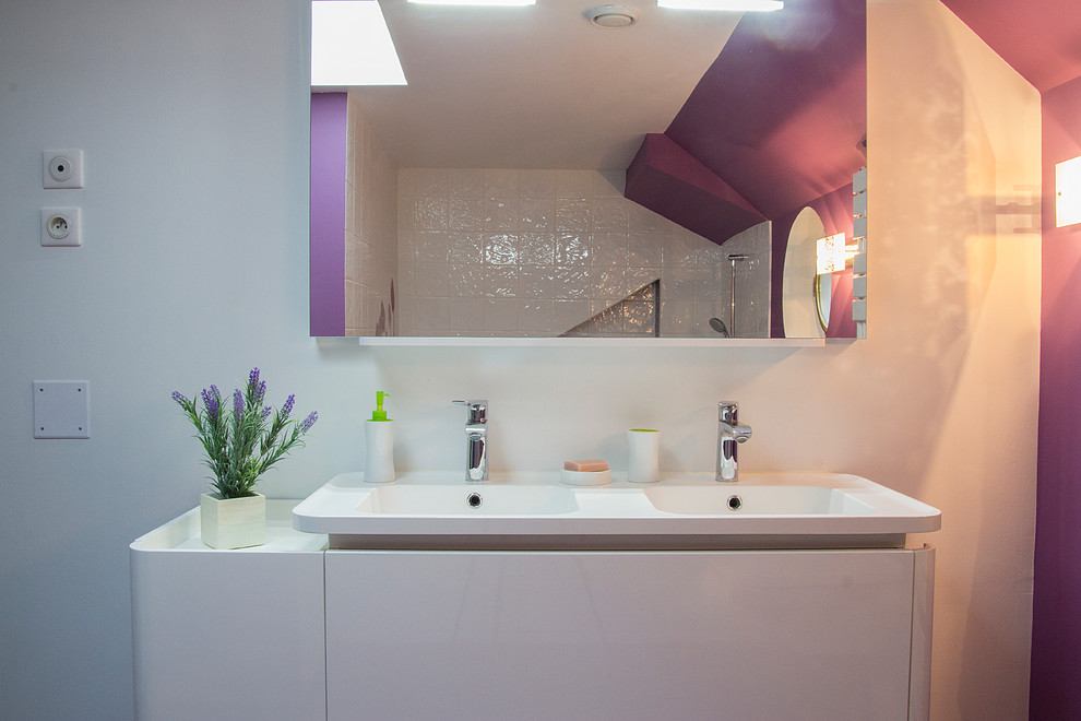 Modern inredning av ett mellanstort en-suite badrum, med vit kakel, lila väggar, ett avlångt handfat och en dusch/badkar-kombination