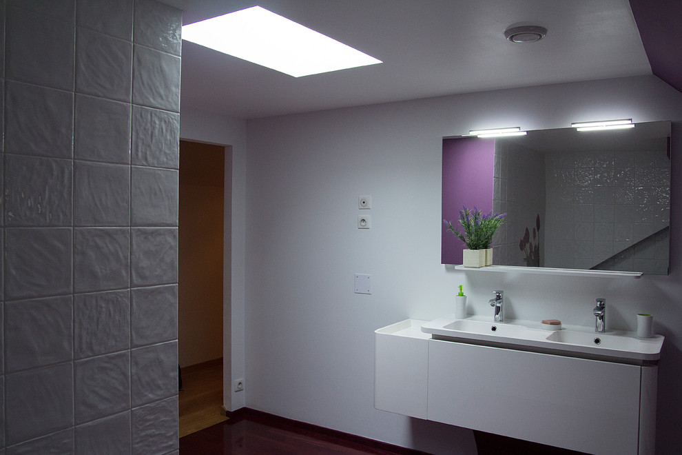 Ejemplo de cuarto de baño principal moderno de tamaño medio con baldosas y/o azulejos blancos, lavabo de seno grande y paredes púrpuras