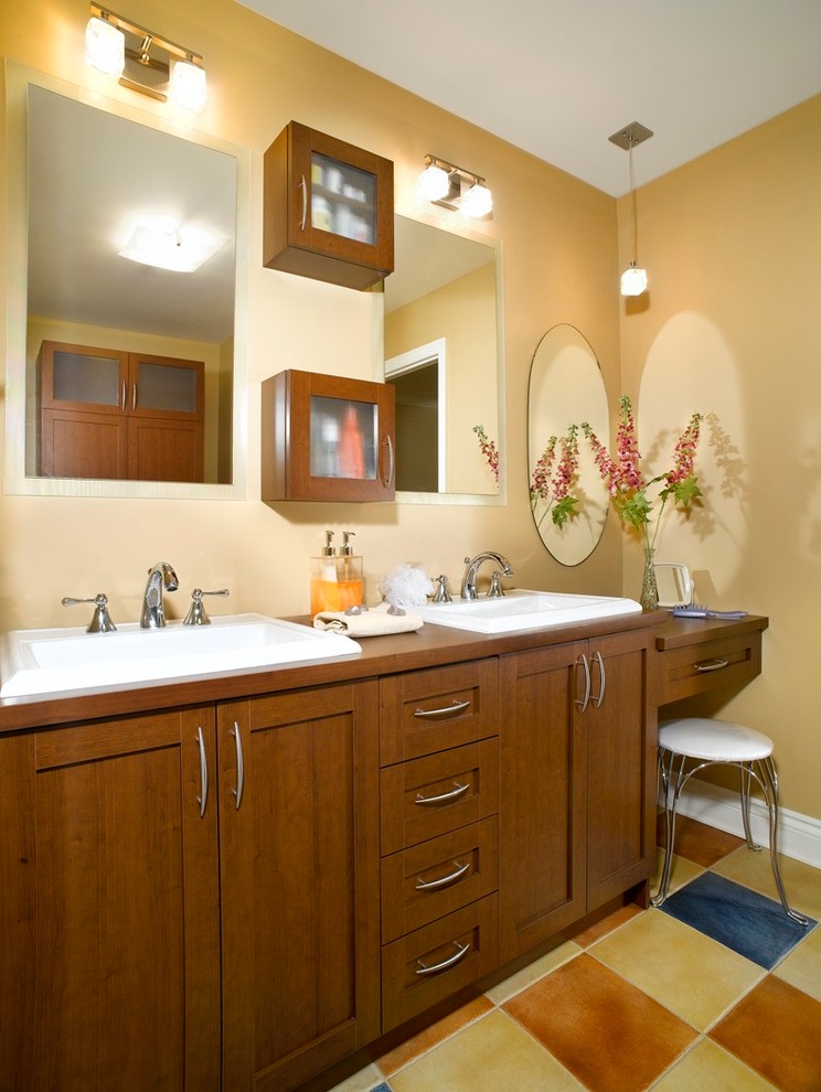 モントリオールにあるコンテンポラリースタイルのおしゃれな浴室 (ラミネートカウンター、黄色いタイル、ベージュの壁) の写真