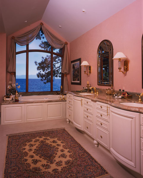 Photo of an expansive romantic bathroom in Hawaii.
