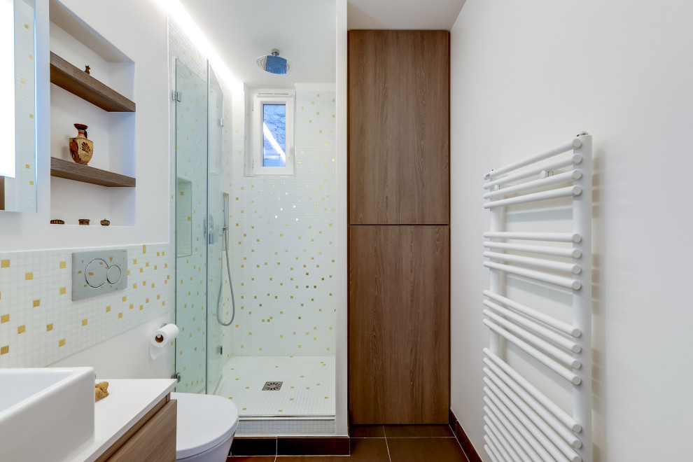 Modernes Badezimmer mit bodengleicher Dusche, Wandtoilette, weißer Wandfarbe und Einbauwaschbecken in Paris