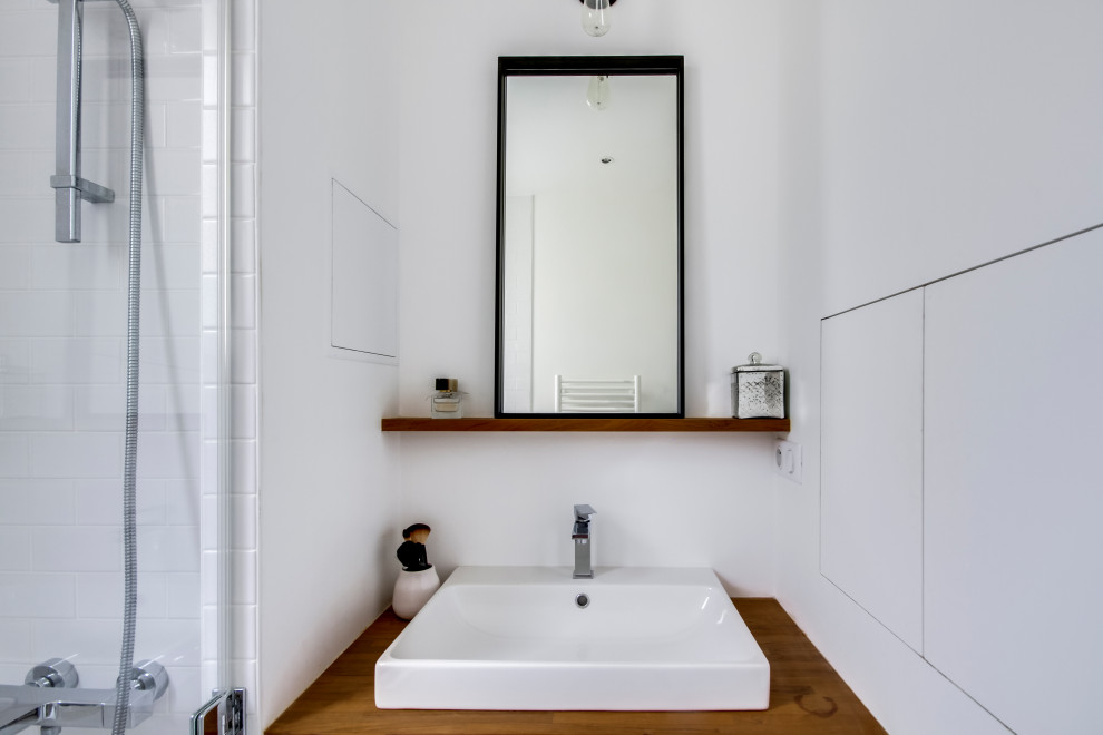 Photo of a large contemporary bathroom in Paris.