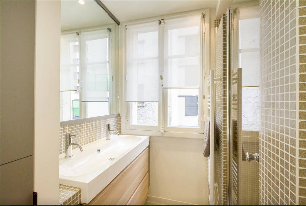 Idéer för att renovera ett litet funkis beige beige en-suite badrum, med släta luckor, grå skåp, en kantlös dusch, keramikplattor, beige väggar, ett avlångt handfat, kaklad bänkskiva, med dusch som är öppen, beige kakel, vit kakel och brun kakel