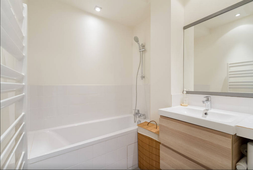 Inspiration för mellanstora moderna vitt badrum för barn, med beige skåp, ett badkar i en alkov, en dusch i en alkov, vit kakel, keramikplattor, vita väggar, ett avlångt handfat och med dusch som är öppen