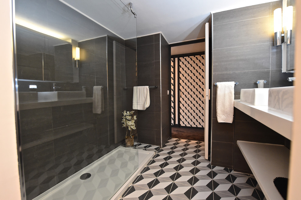 Exemple d'une salle de bain éclectique.