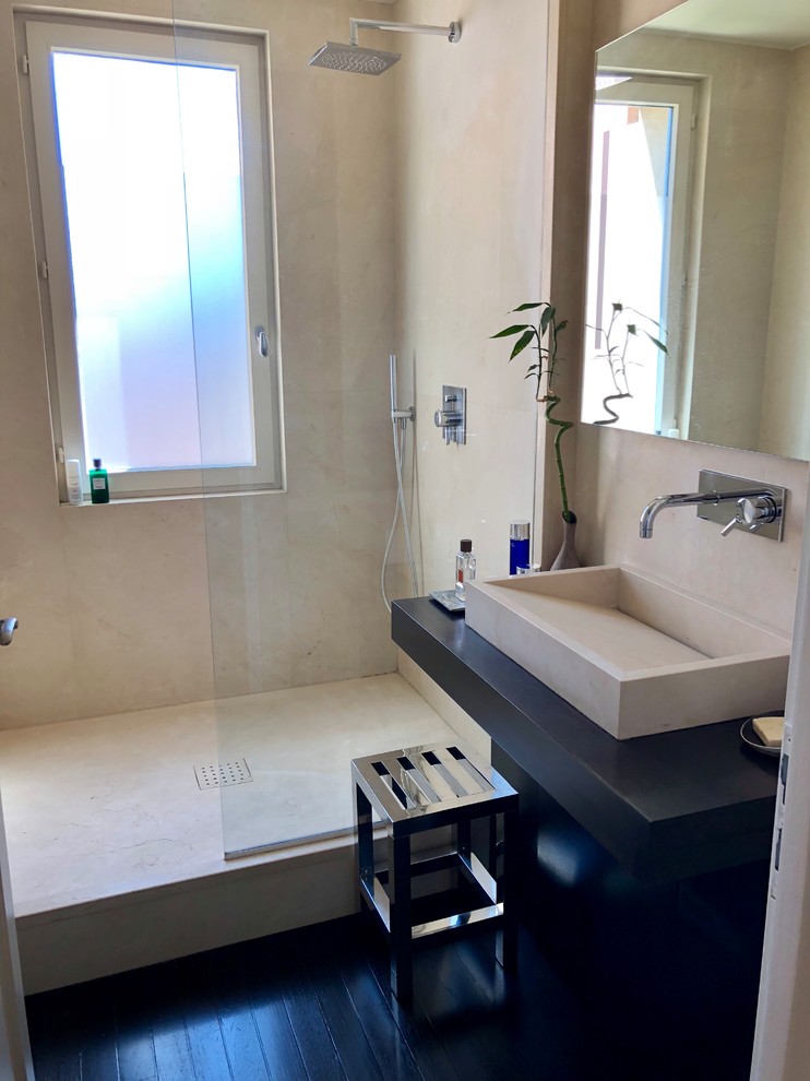Immagine di una stanza da bagno con doccia minimalista di medie dimensioni con doccia a filo pavimento, piastrelle beige, piastrelle di marmo, pareti beige, parquet scuro, lavabo rettangolare, top in marmo, pavimento marrone e top marrone