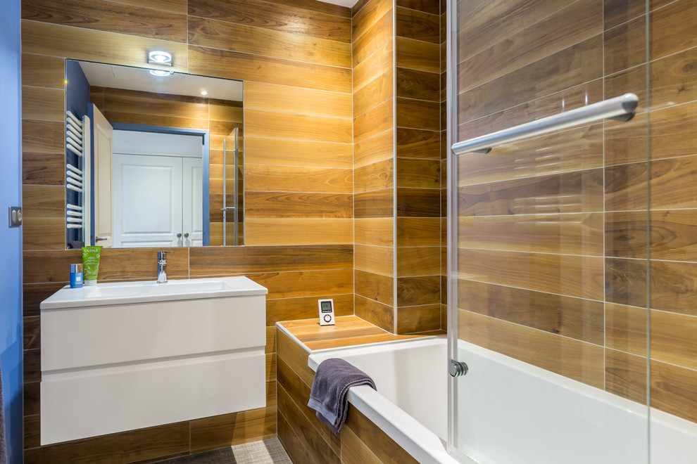 Idéer för att renovera ett mellanstort vintage en-suite badrum, med vita skåp, ett platsbyggt badkar, en dusch/badkar-kombination, bruna väggar, ett integrerad handfat och dusch med skjutdörr