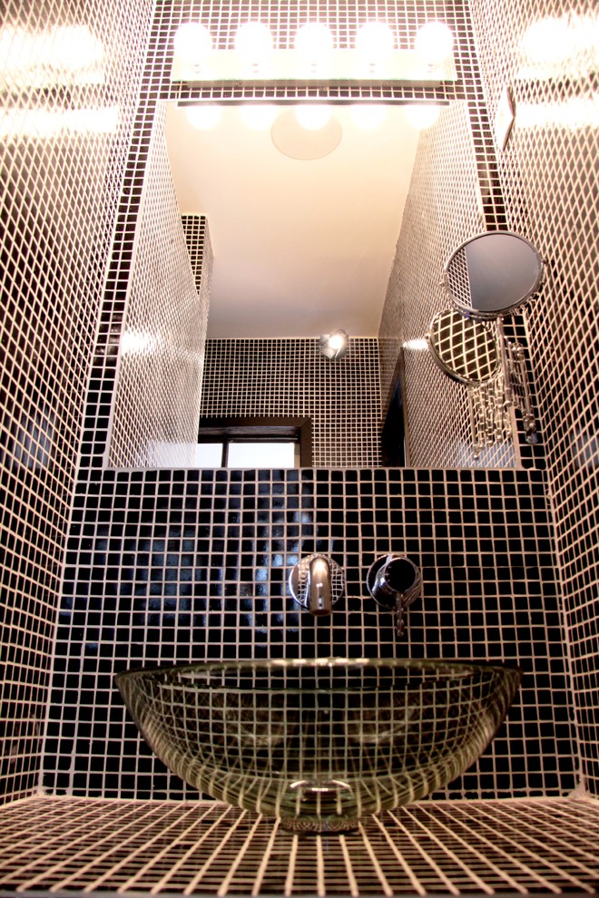 Inspiration pour une salle d'eau urbaine avec une vasque, une douche à l'italienne, un carrelage noir, mosaïque, un mur noir et un sol en carrelage de terre cuite.