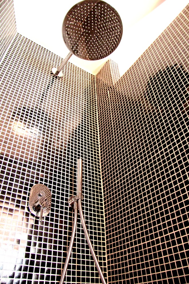 На фото: ванная комната в стиле лофт с настольной раковиной, душем без бортиков, черной плиткой, плиткой мозаикой, черными стенами, полом из мозаичной плитки и душевой кабиной