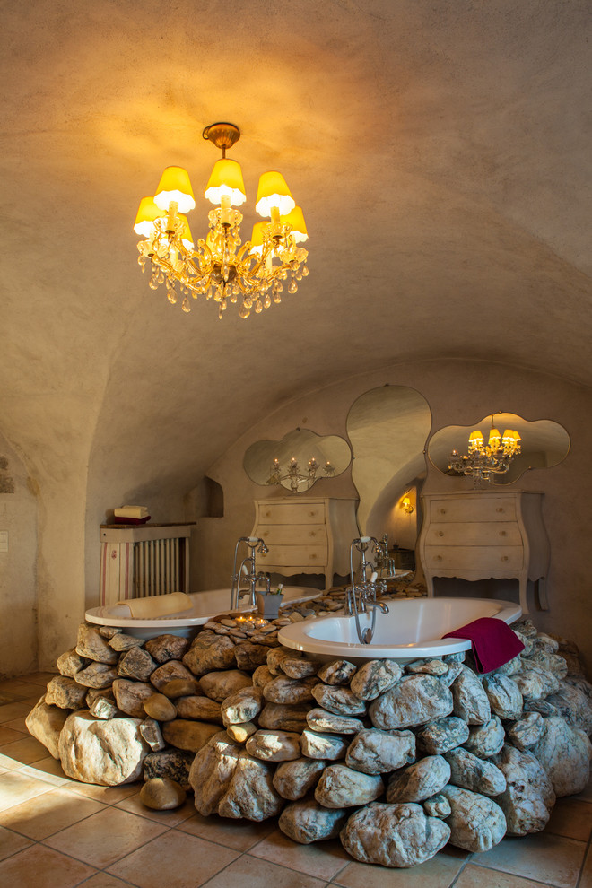 На фото: главная ванная комната среднего размера в стиле кантри с отдельно стоящей ванной и бежевыми стенами