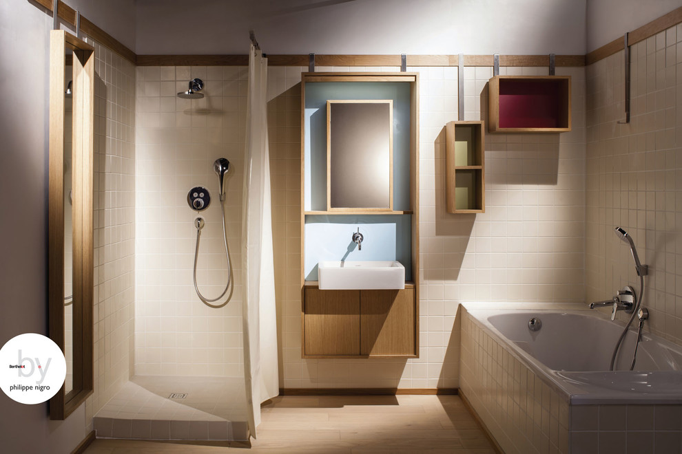 Großes Modernes Badezimmer En Suite mit offenen Schränken, hellen Holzschränken, Eckbadewanne, offener Dusche, beigen Fliesen, beiger Wandfarbe, hellem Holzboden und Wandwaschbecken in Paris