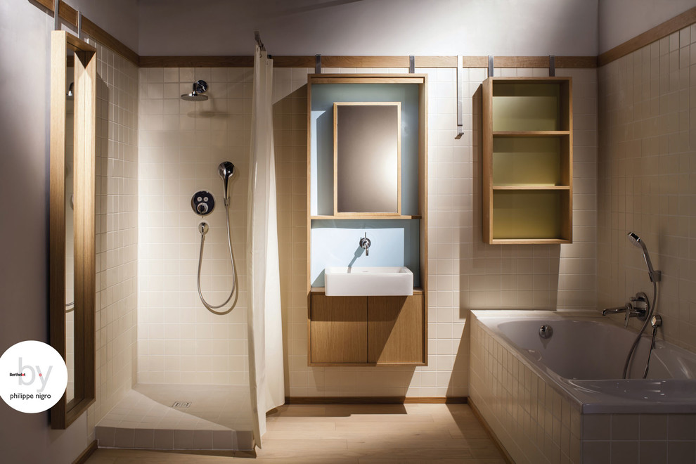 Idée de décoration pour une grande salle de bain principale design en bois clair avec un placard sans porte, une baignoire d'angle, une douche ouverte, un carrelage beige, un mur beige, parquet clair et un lavabo suspendu.