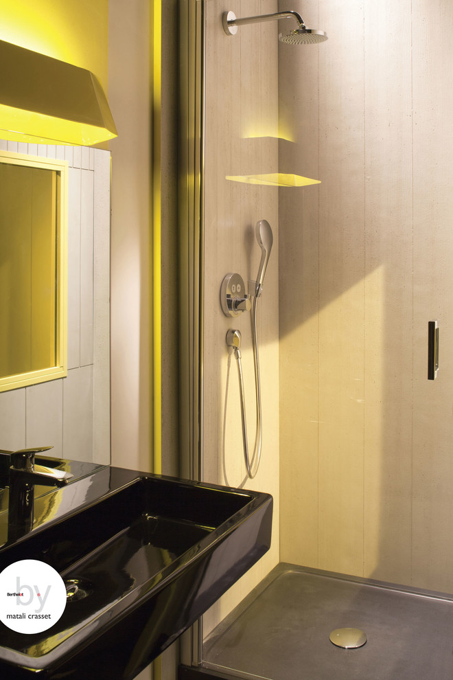 Foto de cuarto de baño principal contemporáneo pequeño con lavabo tipo consola, sanitario de pared y ducha empotrada