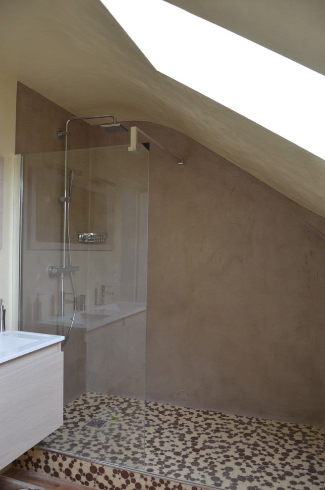 Inspiration pour une douche en alcôve principale rustique de taille moyenne avec un carrelage marron, mosaïque, un mur beige, parquet clair et un lavabo intégré.