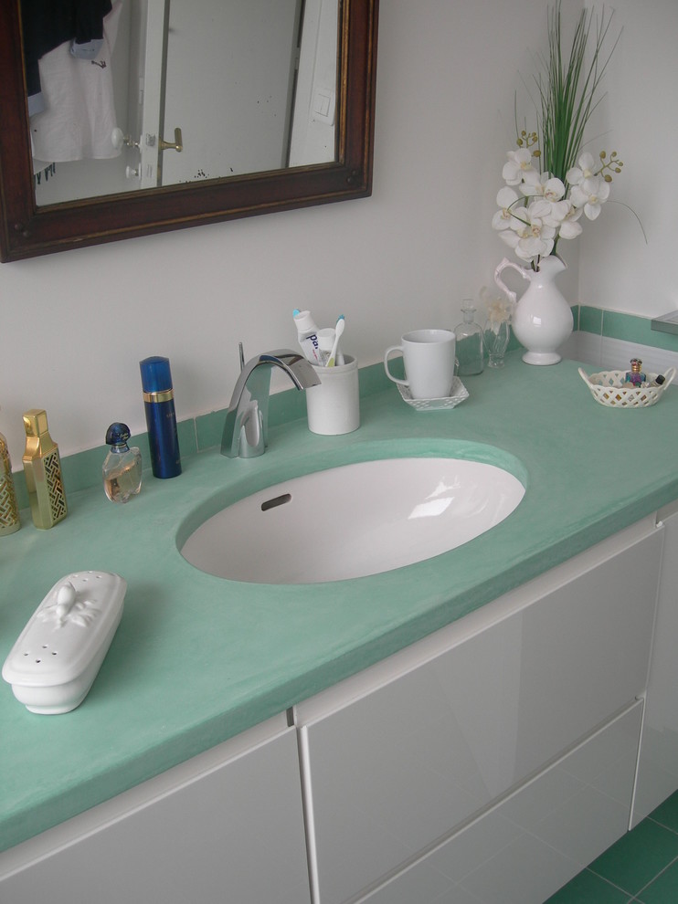 Cette image montre une petite salle d'eau style shabby chic avec un carrelage multicolore, un mur blanc, un lavabo encastré, un plan de toilette en bois et un plan de toilette turquoise.