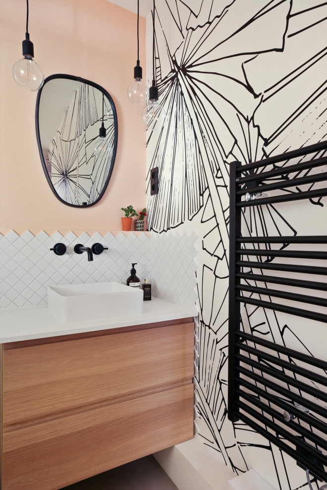 Источник вдохновения для домашнего уюта: ванная комната в скандинавском стиле с плоскими фасадами, светлыми деревянными фасадами, белой плиткой, розовыми стенами, настольной раковиной и белой столешницей