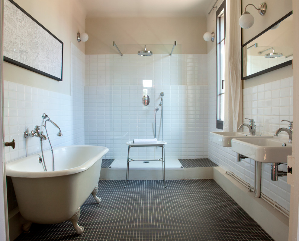 Cette image montre une salle de bain design avec un sol noir.