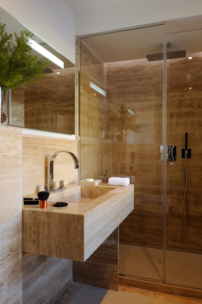 Foto de cuarto de baño principal rural grande con baldosas y/o azulejos beige, baldosas y/o azulejos de mármol y paredes beige