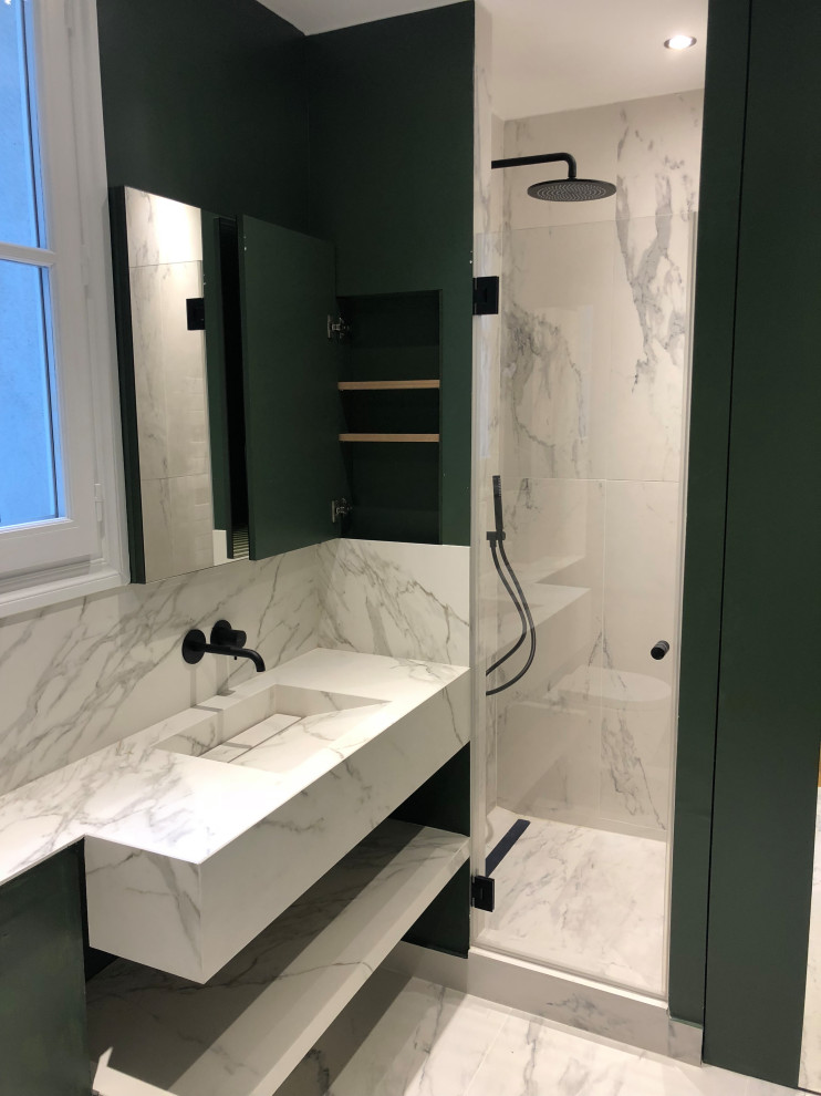 Свежая идея для дизайна: главная ванная комната среднего размера в современном стиле с открытыми фасадами, мраморным полом, монолитной раковиной и тумбой под одну раковину - отличное фото интерьера