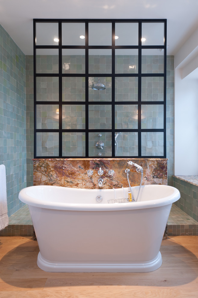 Свежая идея для дизайна: главная ванная комната среднего размера в стиле фьюжн с отдельно стоящей ванной, открытым душем, синей плиткой, синими стенами, светлым паркетным полом, открытым душем и окном - отличное фото интерьера